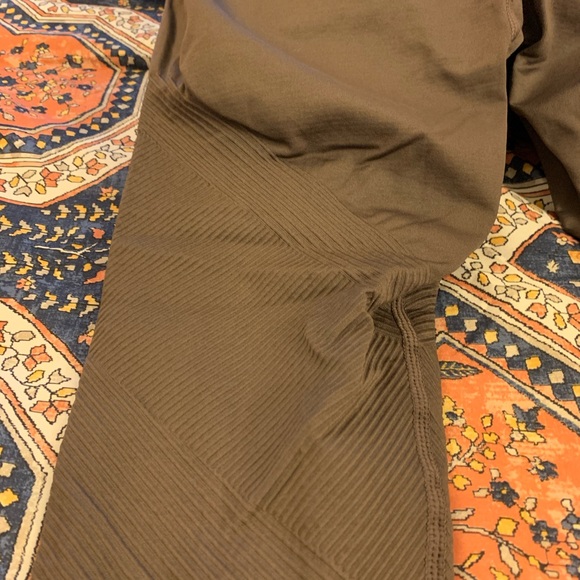 Fabletics leggings in a grayish/mauve color SZ L - Picture 5 of 9